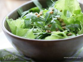Летний салат с зеленью и проросшей пшеницей