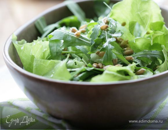 Летний салат с зеленью и проросшей пшеницей