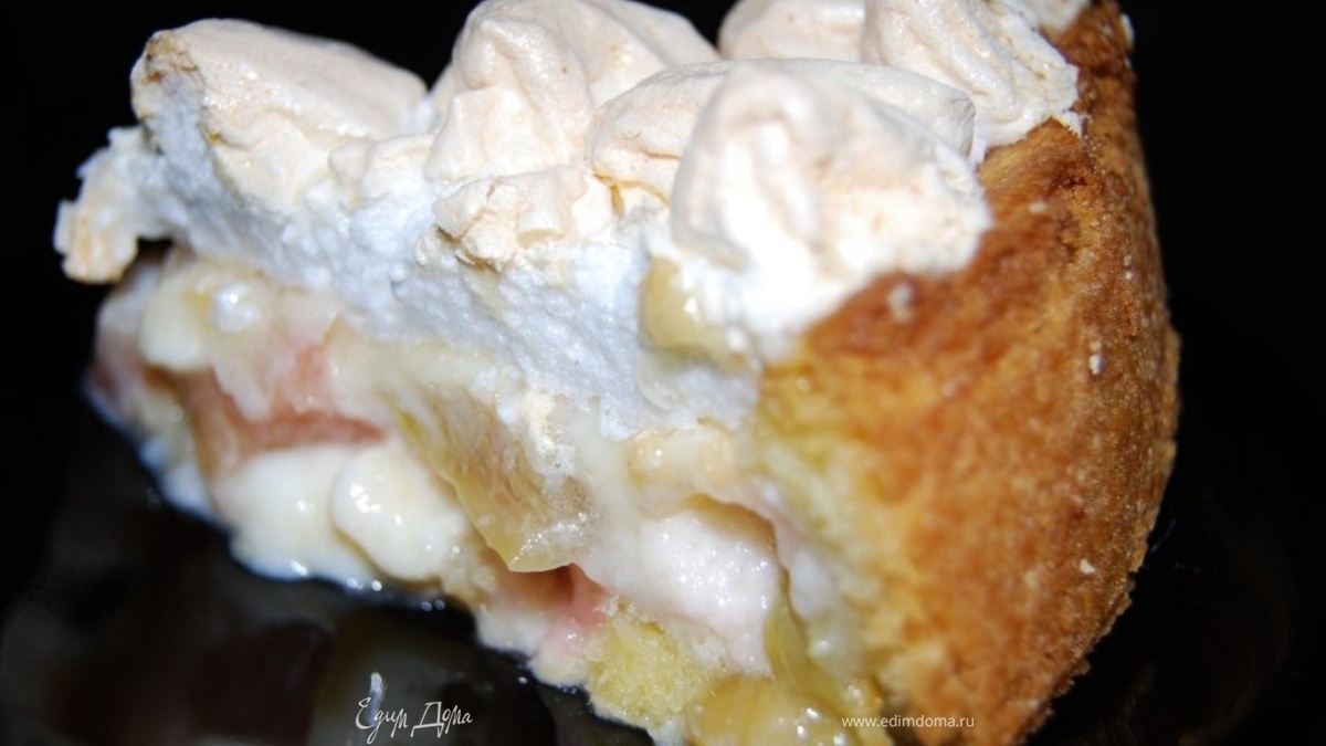 Пудинговый пирог с ревенем и безе.