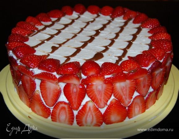 Бисквит со сливочно-творожным кремом и клубникой