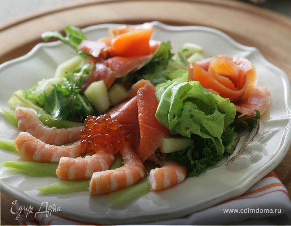 Салат с креветками, дыней и красной икрой Салат с креветками, дыней и красной икрой