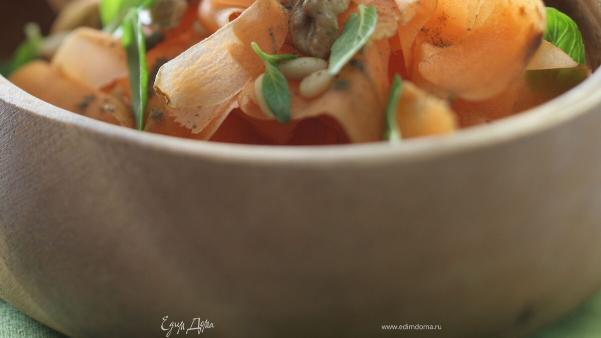 Сладкий салат из моркови с орехами