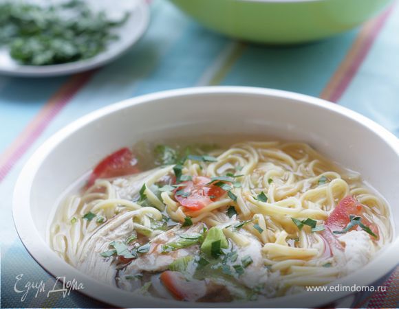 Холодный острый суп с овощами и лапшой Холодный острый суп с овощами и лапшой