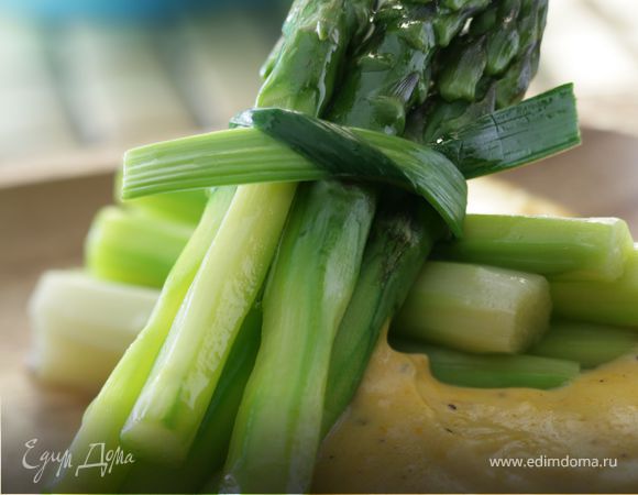 Спаржа с яичным соусом