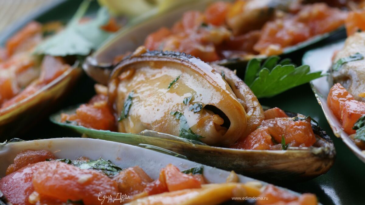 Мидии с томатным конкассе и чесночным соусом