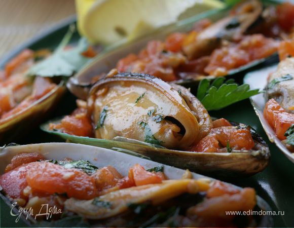 Мидии с томатным конкассе и чесночным соусом Мидии с томатным конкассе и чесночным соусом