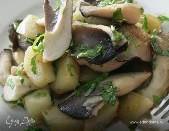 Молодой картофель с грибами и сметаной
