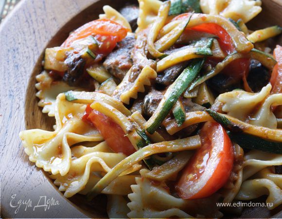 Фарфалле с белыми грибами, кабачками и помидорами 