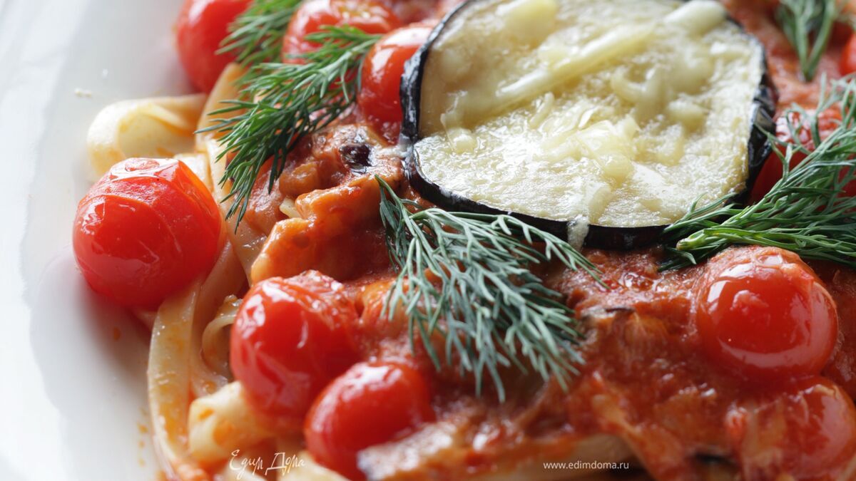 Лапша с помидорками черри, маслинами и баклажаном