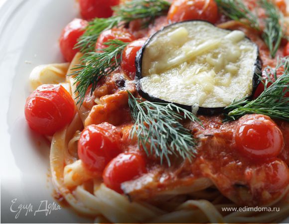 Лапша с помидорками черри, маслинами и баклажаном