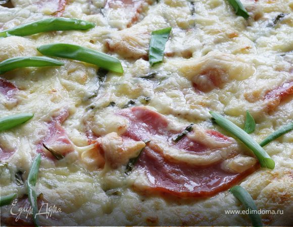 Пицца со сметаной, ветчиной и зеленым луком Пицца со сметаной, ветчиной и зеленым луком