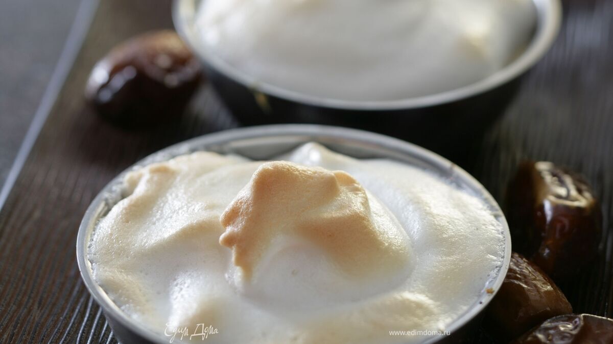 Мусс из фиников со взбитыми сливками