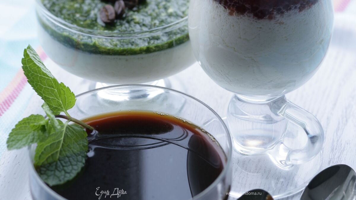 Сливочный десерт с горячими соусами