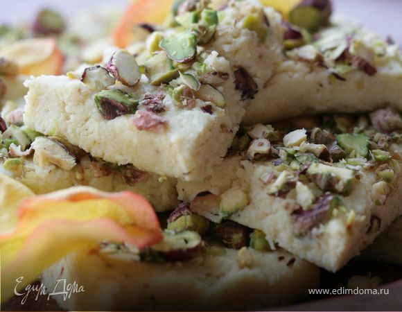 Творожный десерт с розой