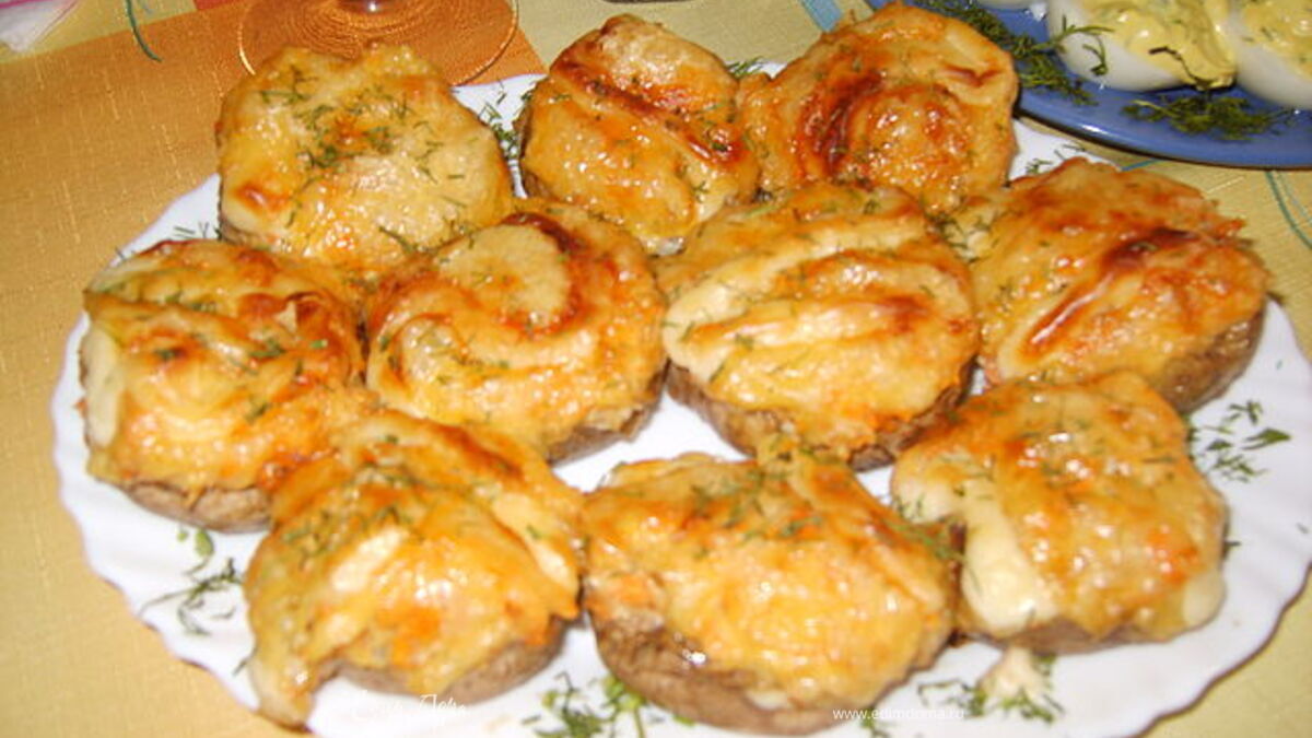 Фаршированные шампиньоны с сыром и овощами
