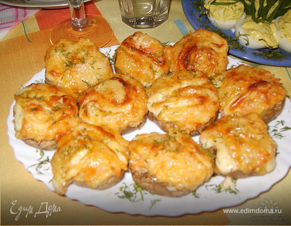 Фаршированные шампиньоны с сыром и овощами