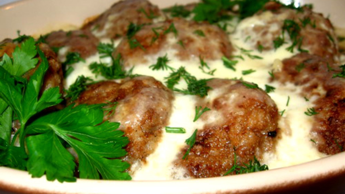 Мясные тефтели под сливочно-молочным соусом