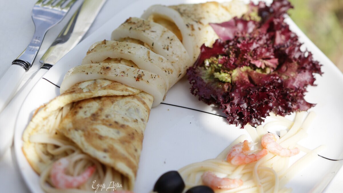 Салат со спагетти, кальмарами, яйцом и креветками