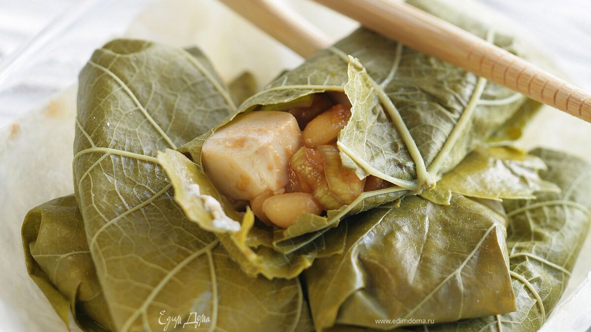 Сыр в виноградных листьях