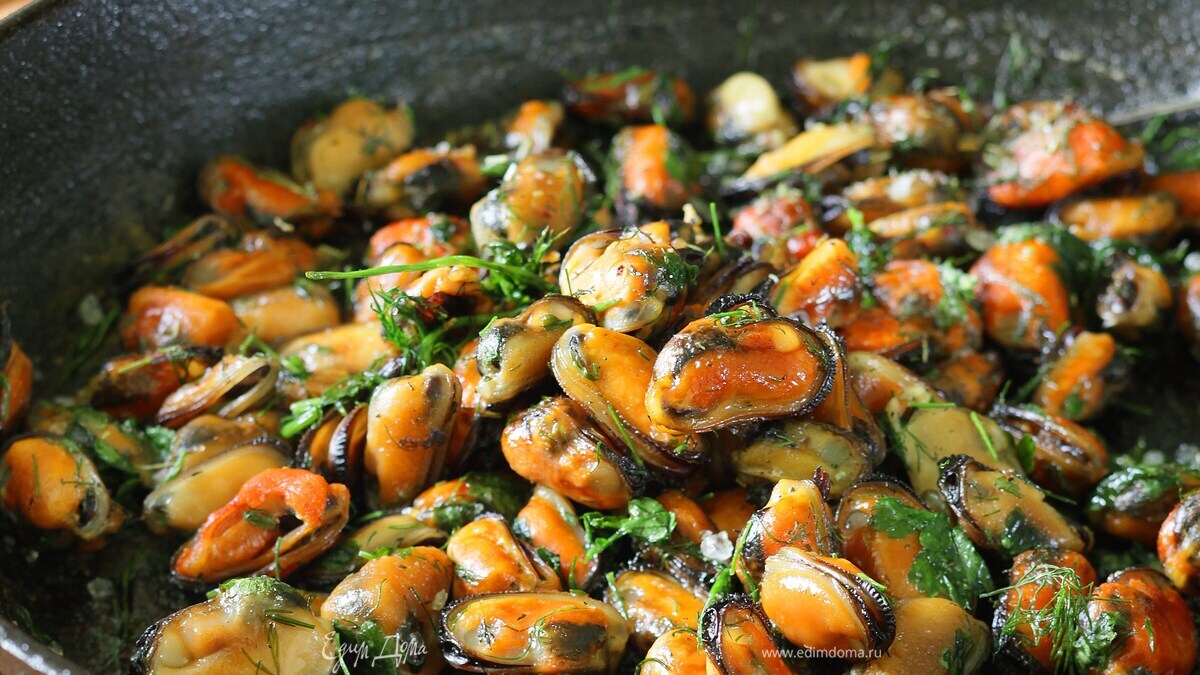 Мидии с зеленью и чесноком