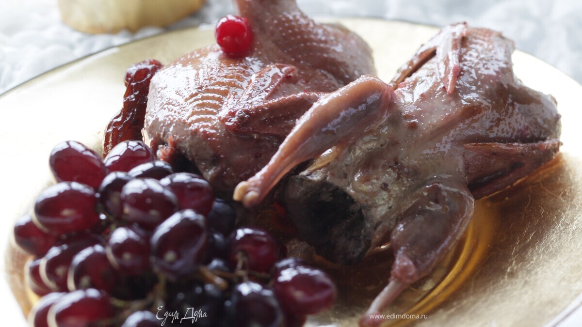 Перепелки, тушенные с виноградом и черносливом