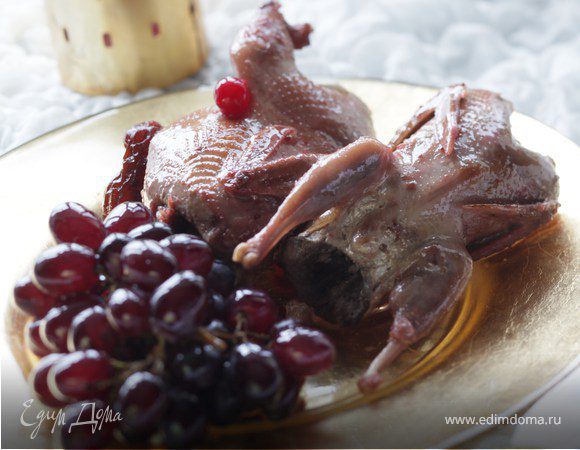 Перепелки, тушенные с виноградом и черносливом 