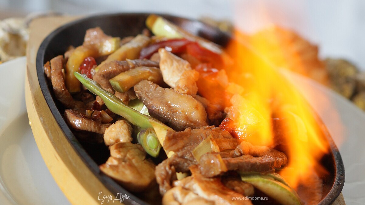 Огненное горячее из трех видов мяса