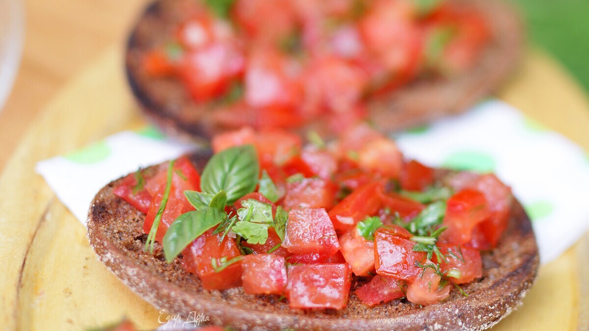 Тосты из ржаного хлеба с помидорами