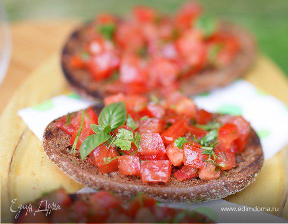 Тосты из ржаного хлеба с помидорами