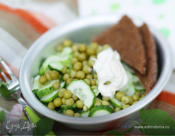 Салат из огурцов и горошка