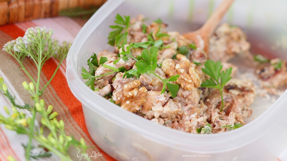 Куриное мясо с грецкими орехами, тушенное в сметан