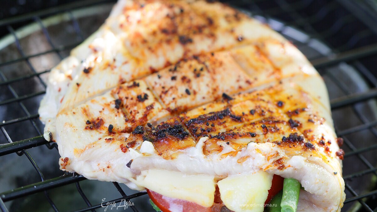 Филе индейки запеченное с зеленой фасолью, помидор