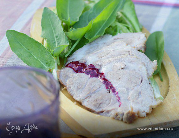 Буженина на листьях щавеля с протертой смородиной Буженина на листьях щавеля с протертой смородиной