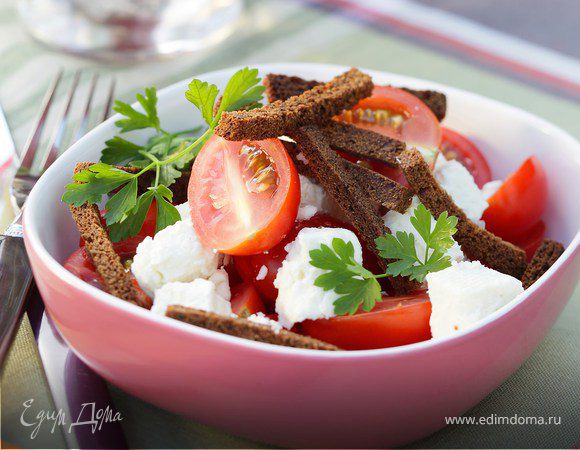 Салат с томатами, брынзой и гренками