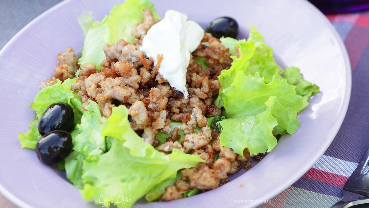 Зеленый салат с фаршем из баранины