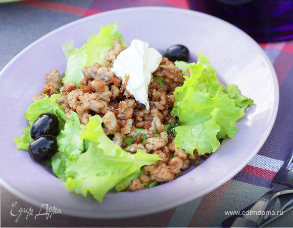 Зеленый салат с фаршем из баранины
