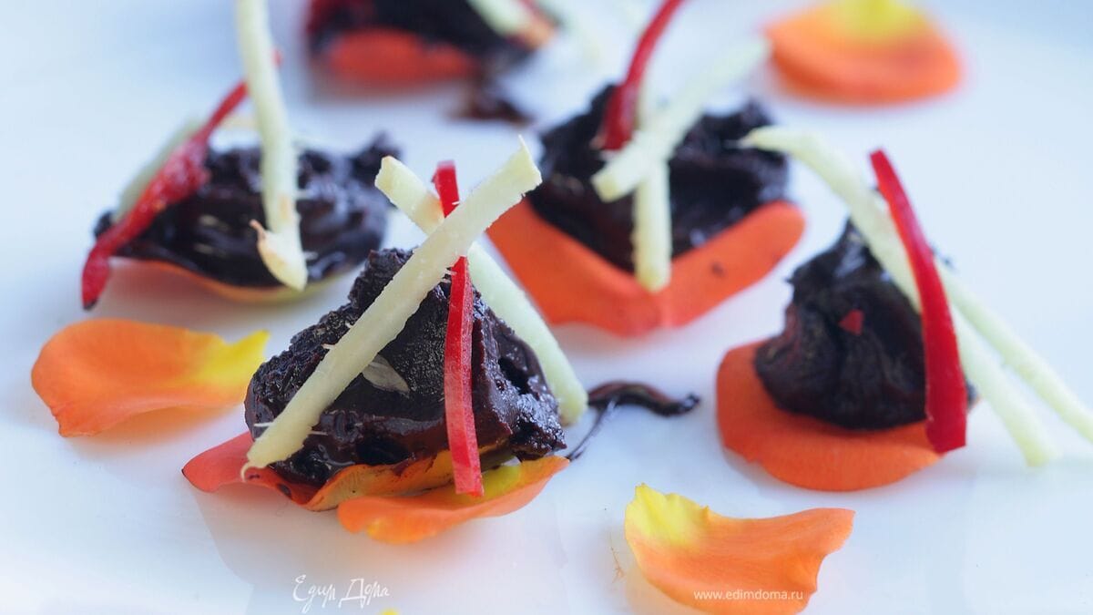 Шоколад с имбирем на розовых лепестках