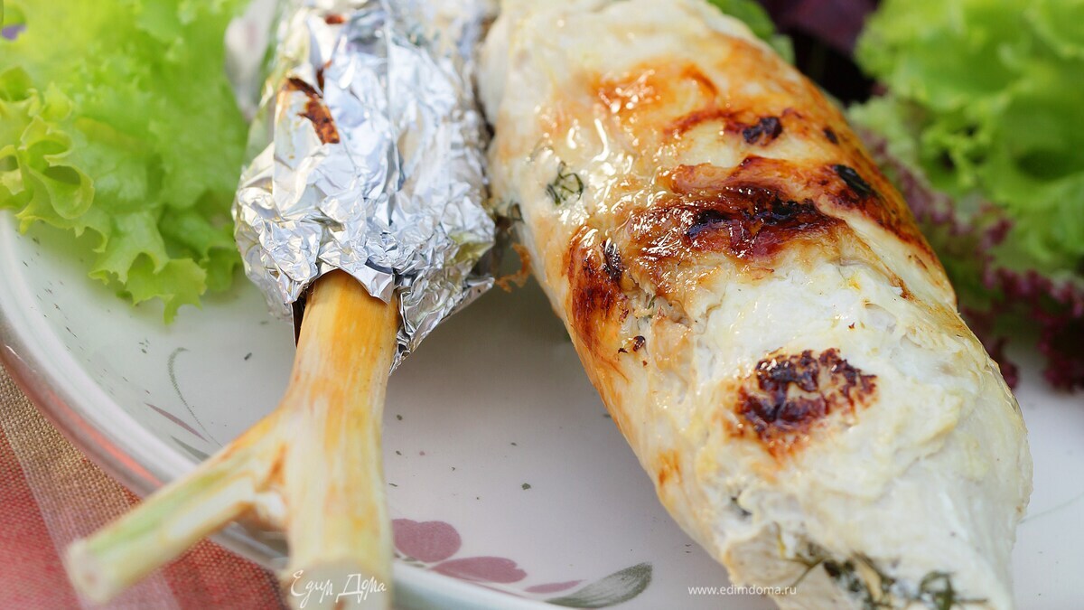 Куриные грудки на прутьях