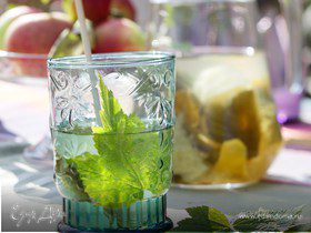 Лимонад с листьями смородины и мяты