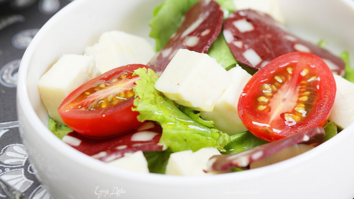 Зеленый салат с адыгейским сыром и казы