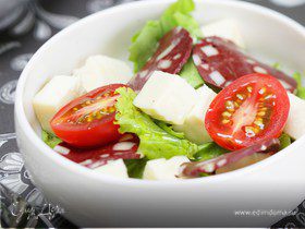 Зеленый салат с адыгейским сыром и казы