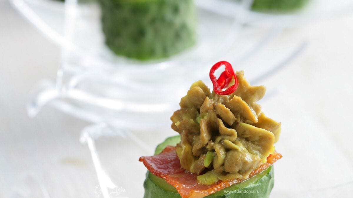 Бекон с кремом из острого авокадо