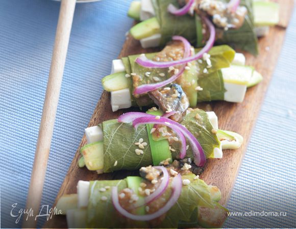Смородиновые листья с тофу и кабачками