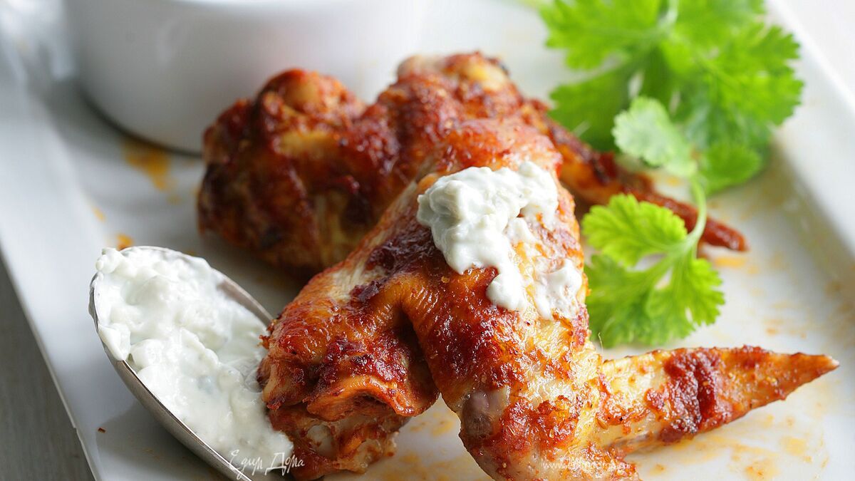 Куриные крылышки с соусом из голубого сыра