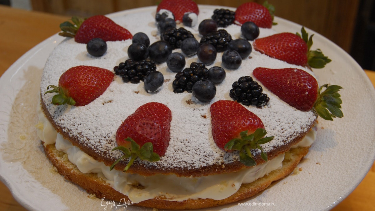 Бисквит с ягодами