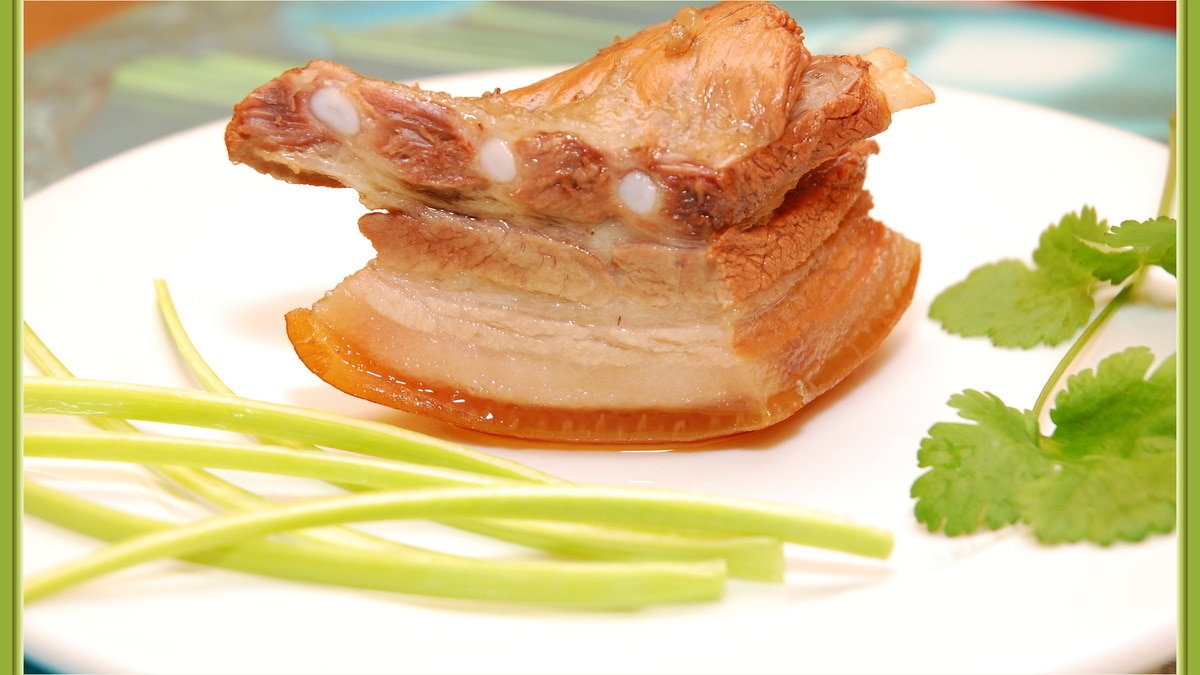 Грудинка в луковой шелухе