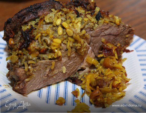 Баранина, фаршированная ароматным рисом и финиками Баранина, фаршированная ароматным рисом и финиками