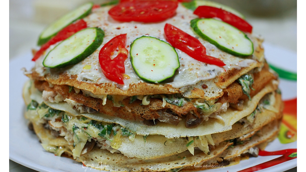 Блинчатый пирог с курицей, грибами и сыром