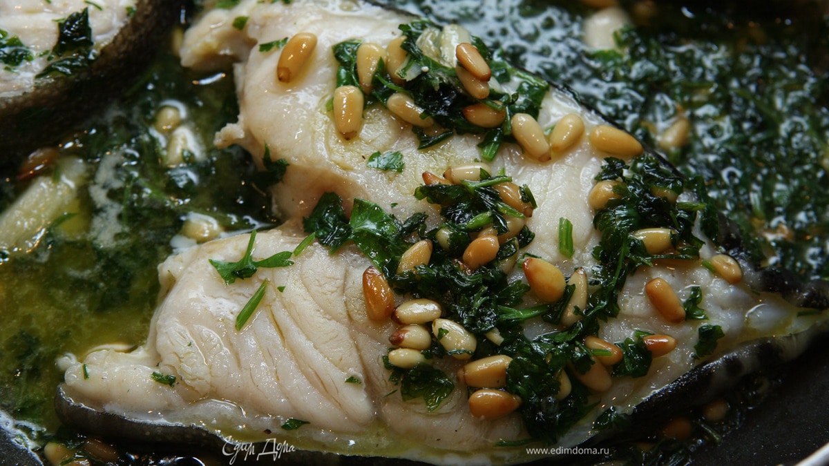 Белая рыба, томленная в белом вине с кедровыми орешками и петрушкой