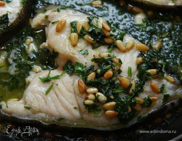 Белая рыба, томленная в белом вине с кедровыми орешками и петрушкой Белая рыба, томленная в белом вине с кедровыми орешками и петрушкой